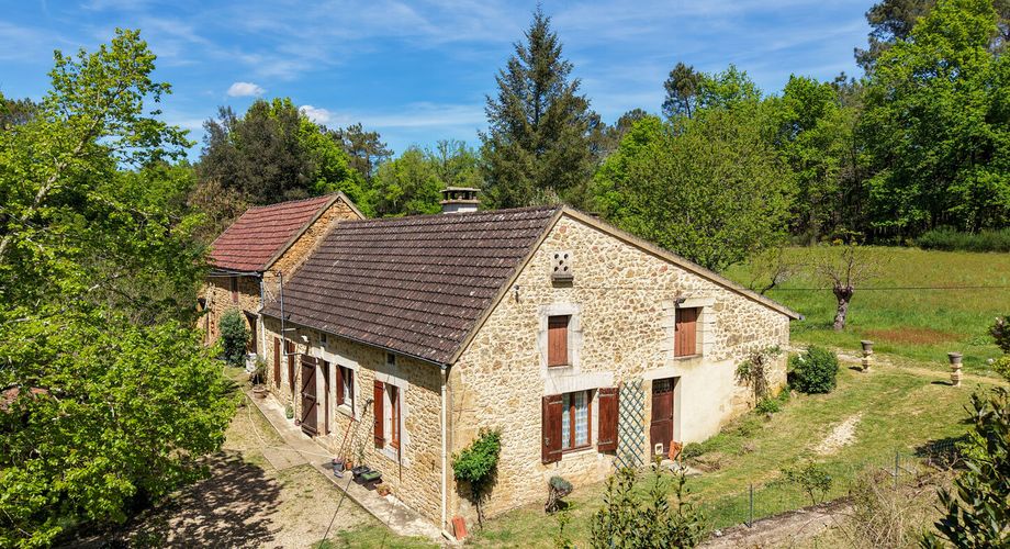 Secteur GOURDON, Maison en pierre isolée en pleine nature avec grange, dépendances et prairie entourée de forêt