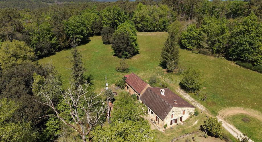 Secteur GOURDON, Maison en pierre isolée en pleine nature avec grange, dépendances et prairie entourée de forêt
