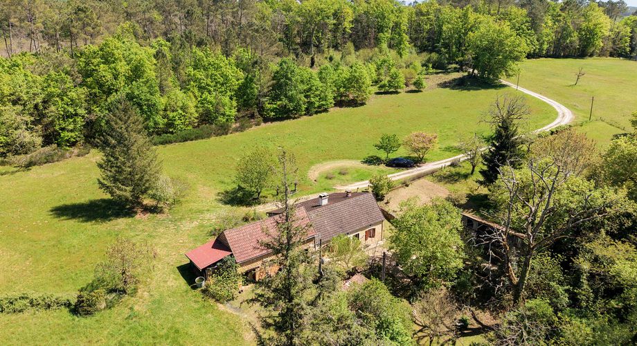 Secteur GOURDON, Maison en pierre isolée en pleine nature avec grange, dépendances et prairie entourée de forêt