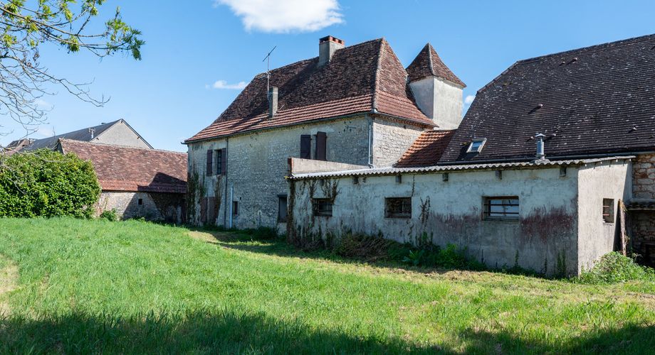 Authentique propriété quercynoise avec pigeonnier, granges en pierre et vues panoramiques près de Payrac.