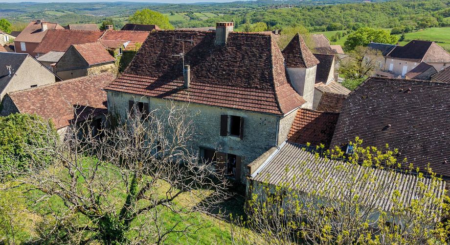 Authentique propriété quercynoise avec pigeonnier, granges en pierre et vues panoramiques près de Payrac.