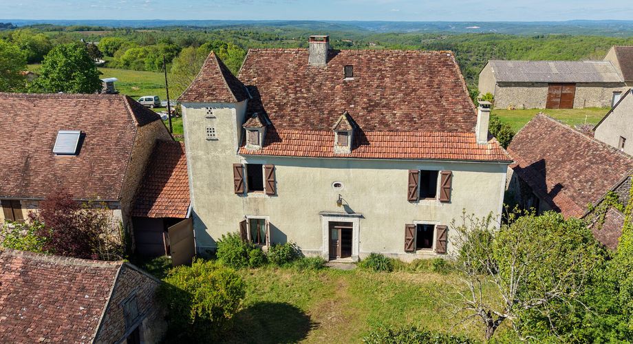 Authentique propriété quercynoise avec pigeonnier, granges en pierre et vues panoramiques près de Payrac.