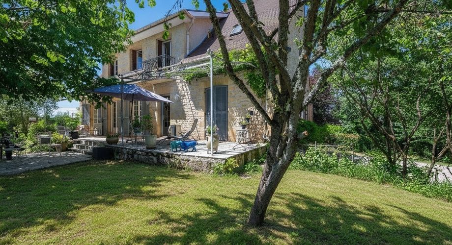 Sarlat – Grande maison familiale de 7 chambres avec piscine sur 1 930 m² de jardin clos