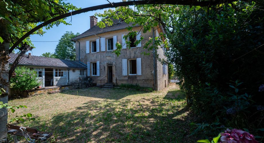 Payrac – Élégante maison bourgeoise en pierre de 258 m² avec 6 chambres, grange et jardin privé en cour intérieure