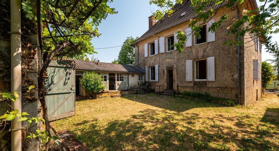 Payrac – Élégante maison bourgeoise en pierre de 258 m² avec 6 chambres, grange et jardin privé en cour intérieure