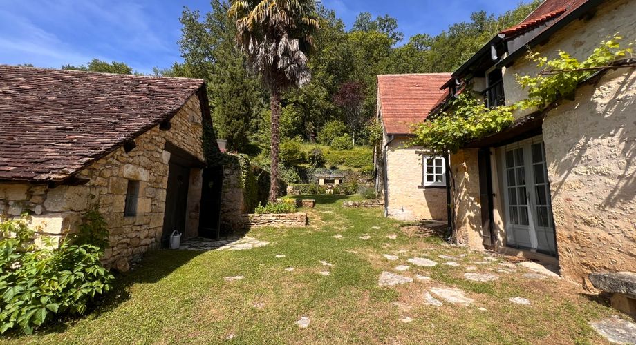 SUPERBE MAISON EN PIERRE RÉNOVÉE AVEC 3 CHAMBRES DANS UN CHARMANT HAMEAU PRÈS DE MONTIGNAC, AVEC PISCINE CHAUFFÉE NEUVE, GARAGE, CHALET ET DÉPENDANCES EN PIERRE, AVEC JARDINS ET QUELQUES BOIS. PF90311