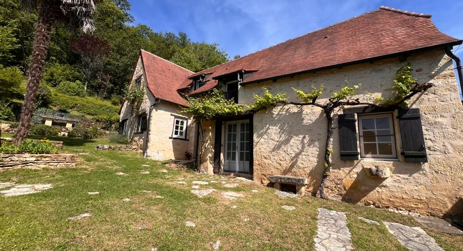 SUPERBE MAISON EN PIERRE RÉNOVÉE AVEC 3 CHAMBRES DANS UN CHARMANT HAMEAU PRÈS DE MONTIGNAC, AVEC PISCINE CHAUFFÉE NEUVE, GARAGE, CHALET ET DÉPENDANCES EN PIERRE, AVEC JARDINS ET QUELQUES BOIS. PF90311