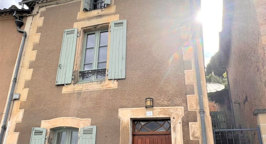 BELVES CENTRE. MAGNIFIQUE, 2 RECEPTION, 3 CHAMBRES, 2.5 SALLES DE BAIN EN SUPERBE ETAT, AVEC TERRASSE, JARDIN ET VUES ININTERROMPUES SUR LA CAMPAGNE. TOUTES LES COMMODITÉS SONT ACCESSIBLES À PIED ! PF90316