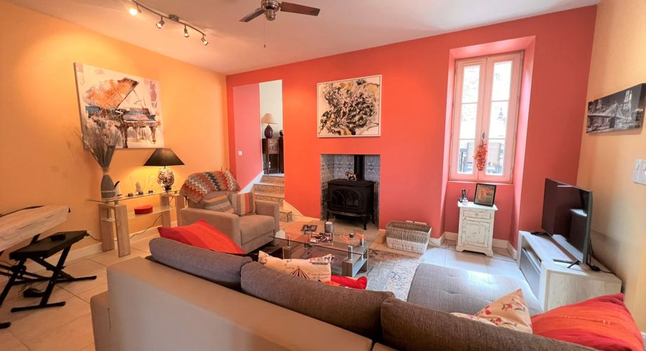 BELVES CENTRE. MAGNIFIQUE, 2 RECEPTION, 3 CHAMBRES, 2.5 SALLES DE BAIN EN SUPERBE ETAT, AVEC TERRASSE, JARDIN ET VUES ININTERROMPUES SUR LA CAMPAGNE. TOUTES LES COMMODITÉS SONT ACCESSIBLES À PIED ! PF90316