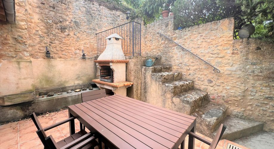 BELVES CENTRE. MAGNIFIQUE, 2 RECEPTION, 3 CHAMBRES, 2.5 SALLES DE BAIN EN SUPERBE ETAT, AVEC TERRASSE, JARDIN ET VUES ININTERROMPUES SUR LA CAMPAGNE. TOUTES LES COMMODITÉS SONT ACCESSIBLES À PIED ! PF90316