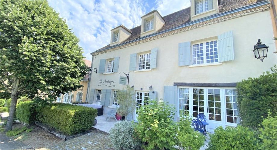 SUPERBE, ÉLÉGANTE MAISON DE 5 CHAMBRES ET 5 SALLES DE BAIN AVEC GRANGES DANS UN MAGNIFIQUE VILLAGE DE LA DORDOGNE AVEC TOUTES LES COMMODITÉS. ACTUELLEMENT EN ACTIVITÉ EN TANT QUE CHAMBRE D'HÔTES/B&B À SUCCÈS. PF90317