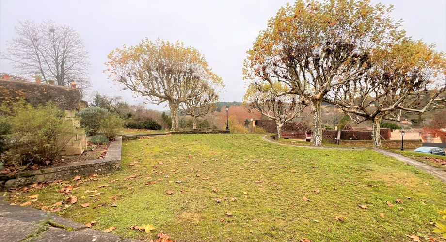 SUPERBE, ÉLÉGANTE MAISON DE 5 CHAMBRES ET 5 SALLES DE BAIN AVEC GRANGES DANS UN MAGNIFIQUE VILLAGE DE LA DORDOGNE AVEC TOUTES LES COMMODITÉS. ACTUELLEMENT EN ACTIVITÉ EN TANT QUE CHAMBRE D'HÔTES/B&B À SUCCÈS. PF90317