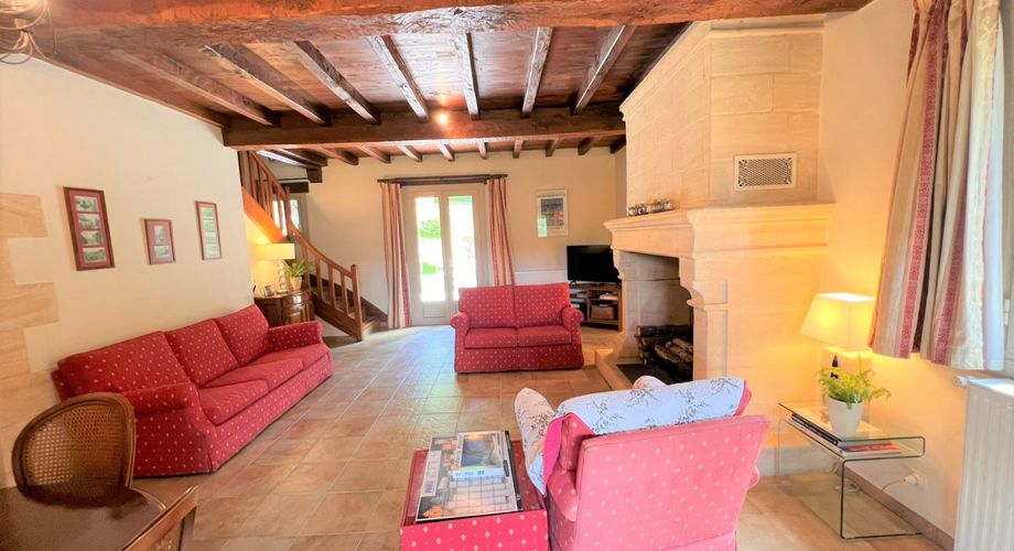 MAISON EN PIERRE DE 4 CHAMBRES AVEC TERRASSES ET JARDINS EN SUPERBE ÉTAT. TRÈS GRAND SOUS-SOL ADAPTABLE DE 113M2. PROCHE DU BUGUE. TRÈS BON PRIX.  PF90318