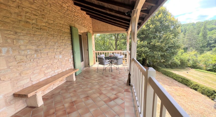 MAISON EN PIERRE DE 4 CHAMBRES AVEC TERRASSES ET JARDINS EN SUPERBE ÉTAT. TRÈS GRAND SOUS-SOL ADAPTABLE DE 113M2. PROCHE DU BUGUE. TRÈS BON PRIX.  PF90318