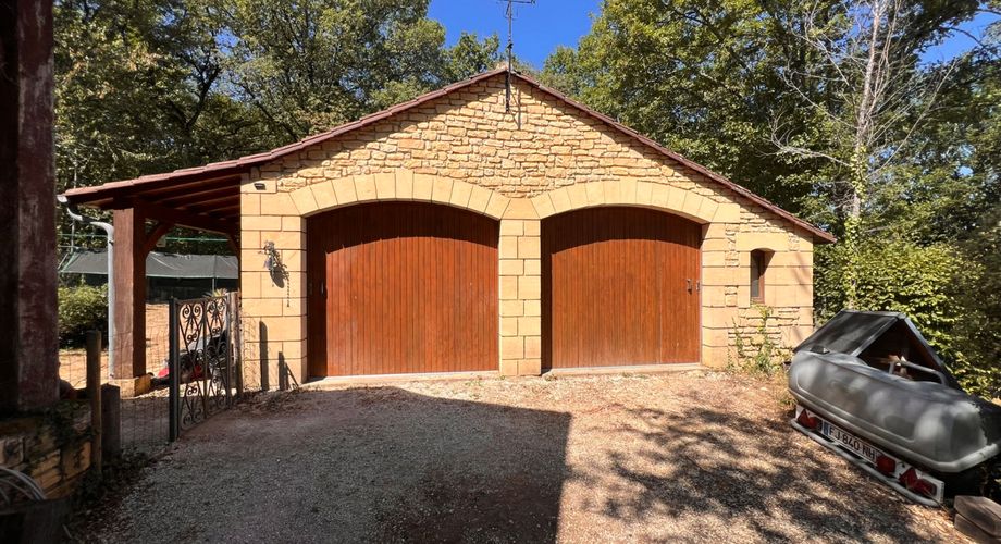 CHARMANTE MAISON DE SARLAT-ENVIRONS, 3/4 CHAMBRES AVEC GRANDE GRANGE, JOLIS JARDINS ET 1HA DE PRAIRIES ET DE BOIS. PF90319.