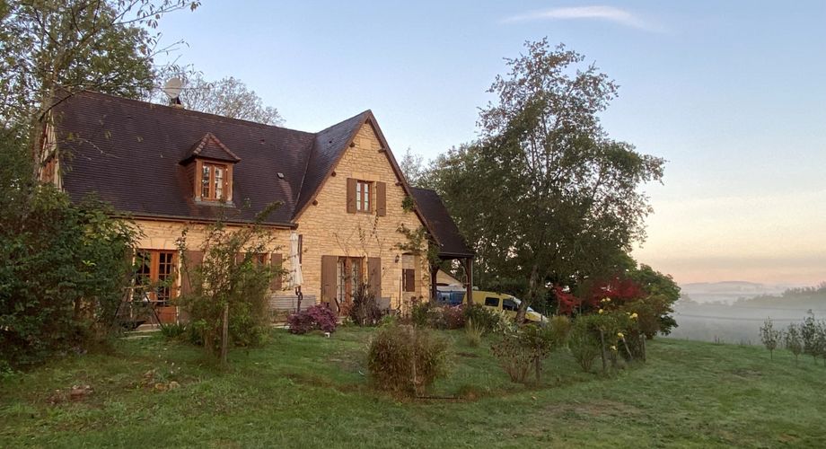CHARMANTE MAISON DE SARLAT-ENVIRONS, 3/4 CHAMBRES AVEC GRANDE GRANGE, JOLIS JARDINS ET 1HA DE PRAIRIES ET DE BOIS. PF90319.