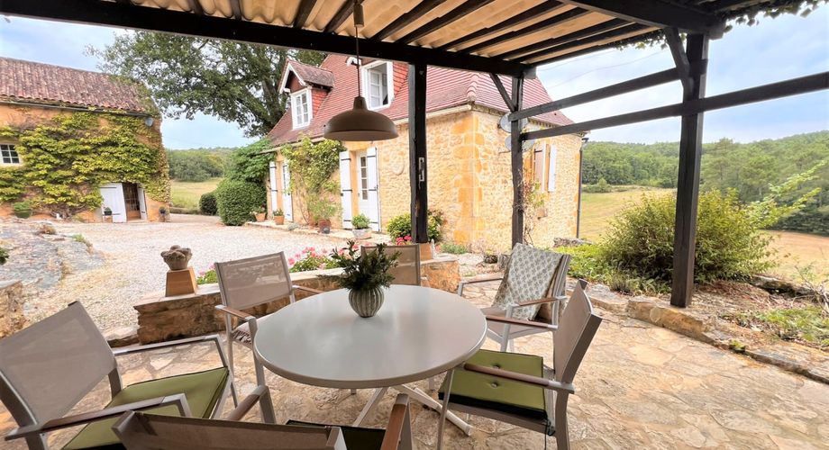 RAVISSANTE PROPRIÉTÉ SUR COUR AVEC 2 MAISONS INDÉPENDANTES EN PIERRE (2 LITS ET 1 LIT) SUR 2,4 ACRES, PRÈS DE ST POMPON, DANS UN CADRE SUPERBE ET TRANQUILLE AVEC DE JOLIES VUES. PF90320