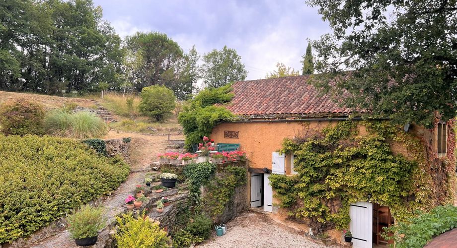 RAVISSANTE PROPRIÉTÉ SUR COUR AVEC 2 MAISONS INDÉPENDANTES EN PIERRE (2 LITS ET 1 LIT) SUR 2,4 ACRES, PRÈS DE ST POMPON, DANS UN CADRE SUPERBE ET TRANQUILLE AVEC DE JOLIES VUES. PF90320