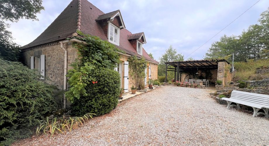 RAVISSANTE PROPRIÉTÉ SUR COUR AVEC 2 MAISONS INDÉPENDANTES EN PIERRE (2 LITS ET 1 LIT) SUR 2,4 ACRES, PRÈS DE ST POMPON, DANS UN CADRE SUPERBE ET TRANQUILLE AVEC DE JOLIES VUES. PF90320