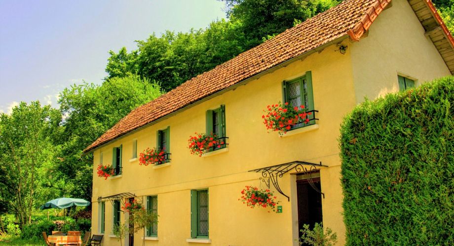 TOUT À PIED ! RARE PROPRIÉTÉ DE 4 CHAMBRES EN BORDURE D'UN VILLAGE MAGNIFIQUE AVEC TOUTES COMMODITÉS. SUPERBE PISCINE. ACTUELLEMENT AMÉNAGÉE EN DEUX MAISONS. 3 277 M² DE TERRAIN, PLUS UN BÂTIMENT SUPPLÉMENTAIRE À RÉNOVER ! PF90322
