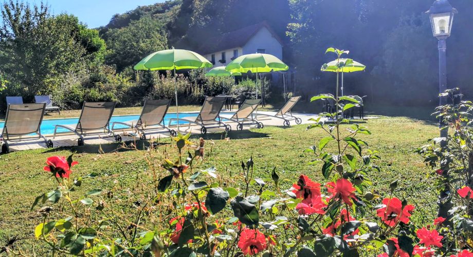 TOUT À PIED ! RARE PROPRIÉTÉ DE 4 CHAMBRES EN BORDURE D'UN VILLAGE MAGNIFIQUE AVEC TOUTES COMMODITÉS. SUPERBE PISCINE. ACTUELLEMENT AMÉNAGÉE EN DEUX MAISONS. 3 277 M² DE TERRAIN, PLUS UN BÂTIMENT SUPPLÉMENTAIRE À RÉNOVER ! PF90322