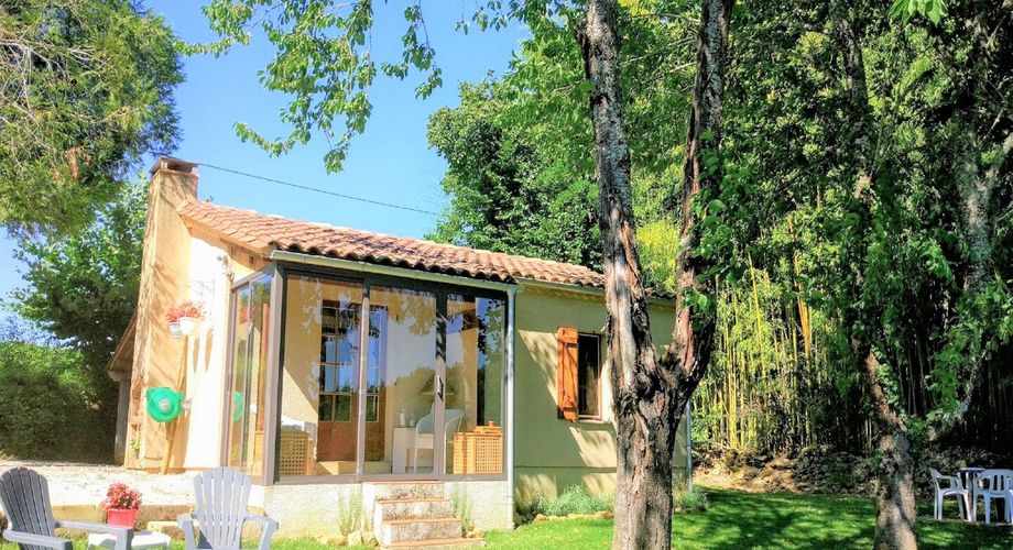 PROPRIÉTÉ TRADITIONNELLE EN PIERRE CHARMANTE COMPRENANT MAISON PRINCIPALE, MAISON D'HÔTES, UN APPARTEMENT, PISCINE, JARDINS LUXURIANTS ET BELLES VUES SUR LE BOIS SUR 1,25 HA (3 Acres) PF90323