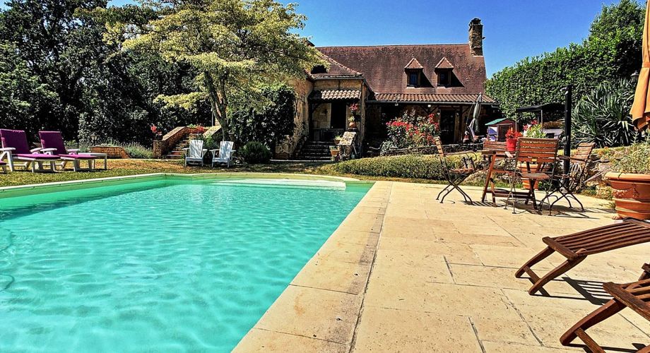 PROPRIÉTÉ TRADITIONNELLE EN PIERRE CHARMANTE COMPRENANT MAISON PRINCIPALE, MAISON D'HÔTES, UN APPARTEMENT, PISCINE, JARDINS LUXURIANTS ET BELLES VUES SUR LE BOIS SUR 1,25 HA (3 Acres) PF90323