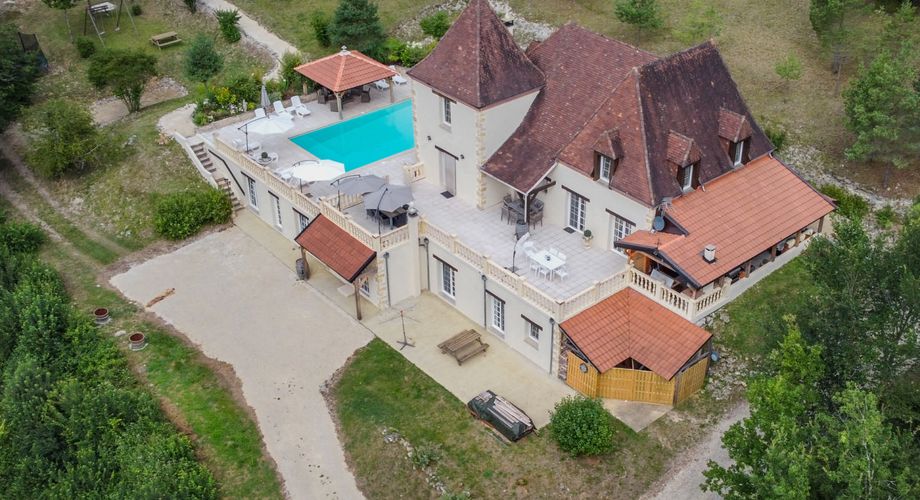 MAGNIFIQUE MAISON DE 6 CHAMBRES, VUE IMPRENABLE, PLUS APPARTEMENT DE 2 CHAMBRES, SUPERBE PISCINE, PROCHE DE BELVES. SUR 1,2 HECTARES. PF90324