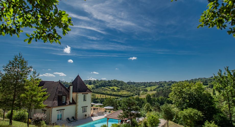 MAGNIFIQUE MAISON DE 6 CHAMBRES, VUE IMPRENABLE, PLUS APPARTEMENT DE 2 CHAMBRES, SUPERBE PISCINE, PROCHE DE BELVES. SUR 1,2 HECTARES. PF90324