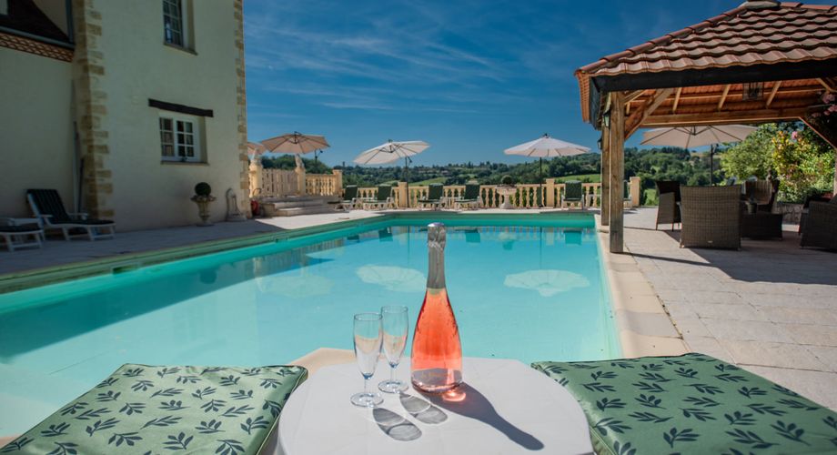 MAGNIFIQUE MAISON DE 6 CHAMBRES, VUE IMPRENABLE, PLUS APPARTEMENT DE 2 CHAMBRES, SUPERBE PISCINE, PROCHE DE BELVES. SUR 1,2 HECTARES. PF90324