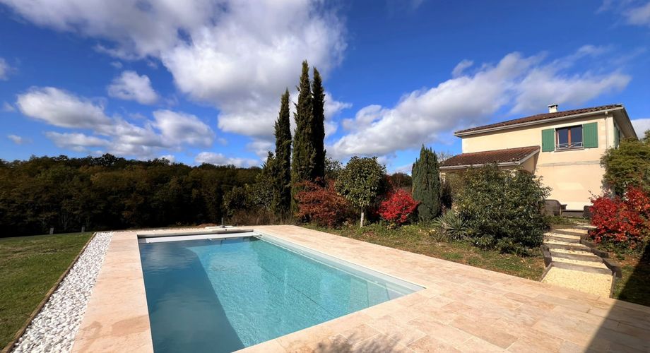 BELLE MAISON DE 4 CHAMBRES AVEC PISCINE EN TERRASSE, POOLHOUSE, 2 GARAGES, ABRI VOITURES, VUES BUCOLIQUES. 1 HECTARE DE TERRAIN. PROCHE DE ST ALVERE. PF90325