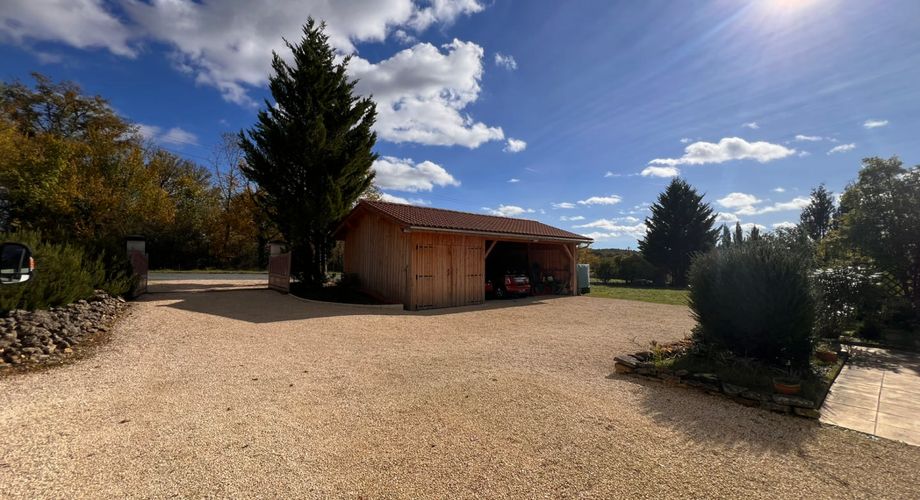 BELLE MAISON DE 4 CHAMBRES AVEC PISCINE EN TERRASSE, POOLHOUSE, 2 GARAGES, ABRI VOITURES, VUES BUCOLIQUES. 1 HECTARE DE TERRAIN. PROCHE DE ST ALVERE. PF90325