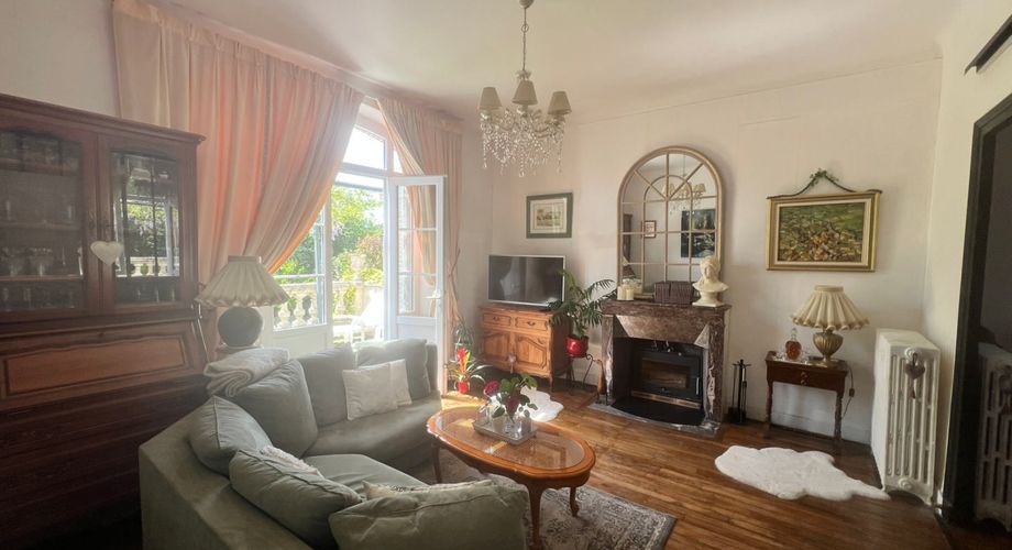CHARMANTE MAISON DE 4/5 CHAMBRES EN EXCELLENT ÉTAT AU BUGUE AVEC JOLIS JARDINS, TERRASSES, GRAND STUDIO, GARAGE, PAVILLON D'ÉTÉ, SUR UN TERRAIN DE 1600 M². À DISTANCE DE MARCHE DE TOUTES COMMODITÉS ! PF90327