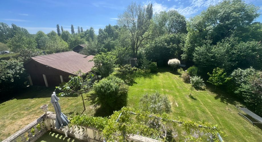 CHARMANTE MAISON DE 4/5 CHAMBRES EN EXCELLENT ÉTAT AU BUGUE AVEC JOLIS JARDINS, TERRASSES, GRAND STUDIO, GARAGE, PAVILLON D'ÉTÉ, SUR UN TERRAIN DE 1600 M². À DISTANCE DE MARCHE DE TOUTES COMMODITÉS ! PF90327