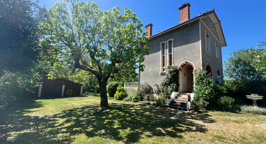 CHARMANTE MAISON DE 4/5 CHAMBRES EN EXCELLENT ÉTAT AU BUGUE AVEC JOLIS JARDINS, TERRASSES, GRAND STUDIO, GARAGE, PAVILLON D'ÉTÉ, SUR UN TERRAIN DE 1600 M². À DISTANCE DE MARCHE DE TOUTES COMMODITÉS ! PF90327