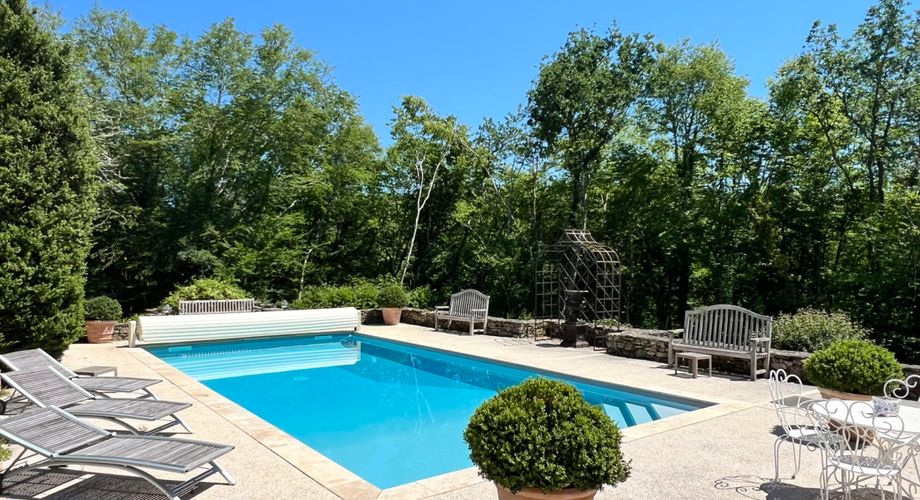 UNE PROPRIÉTÉ CAPTIVANTE COMPRENANT UNE IMPRESSIONNANTE MAISON PRINCIPALE, UNE TOUR ET UN STUDIO APPARTEMENT, 2 BELLES MAISONS D'AMIS, PISCINE ET GARAGE, SUR PLUS DE 7 HECTARES AVEC UNE VUE À COUPER LE SOUFFLE, ENTRE LES EYZIES ET SARLAT. PF90328