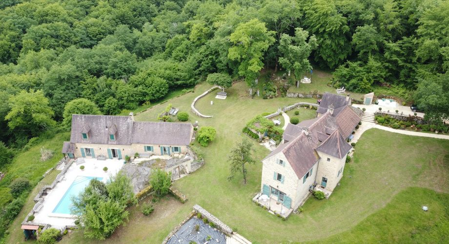 UNE PROPRIÉTÉ CAPTIVANTE COMPRENANT UNE IMPRESSIONNANTE MAISON PRINCIPALE, UNE TOUR ET UN STUDIO APPARTEMENT, 2 BELLES MAISONS D'AMIS, PISCINE ET GARAGE, SUR PLUS DE 7 HECTARES AVEC UNE VUE À COUPER LE SOUFFLE, ENTRE LES EYZIES ET SARLAT. PF90328