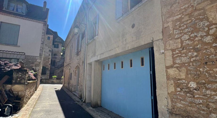 MAISON DE VILLE (135 M²) SUR 3 NIVEAUX DANS LA VIBRANTE BOURGADE RIVERAINE DU BUGUE – TOUT SE FAIT À PIED ! NÉCESSITE UNE RÉNOVATION COMPLÈTE, AVEC UN SUPERBE POTENTIEL. PF90329