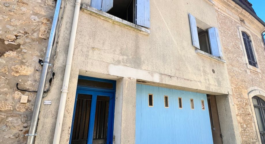 MAISON DE VILLE (135 M²) SUR 3 NIVEAUX DANS LA VIBRANTE BOURGADE RIVERAINE DU BUGUE – TOUT SE FAIT À PIED ! NÉCESSITE UNE RÉNOVATION COMPLÈTE, AVEC UN SUPERBE POTENTIEL. PF90329