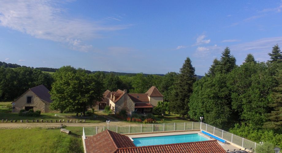 CHARMANT ENSEMBLE EN PIERRE. CADRE TRANQUILLE MAIS À SEULEMENT 2 MIN DES COMMODITÉS. MAISON PRINCIPALE, GRANDE MAISON D'AMIS, PISCINE, SUPERBE GRANGE SUR 3,3 HA DE TERRAIN. PF90330