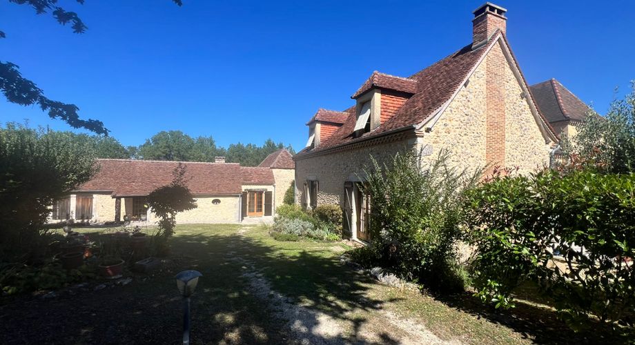 CHARMANT ENSEMBLE EN PIERRE. CADRE TRANQUILLE MAIS À SEULEMENT 2 MIN DES COMMODITÉS. MAISON PRINCIPALE, GRANDE MAISON D'AMIS, PISCINE, SUPERBE GRANGE SUR 3,3 HA DE TERRAIN. PF90330