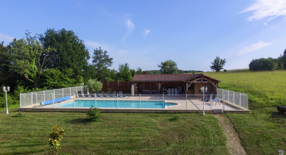 CHARMANT ENSEMBLE EN PIERRE. CADRE TRANQUILLE MAIS À SEULEMENT 2 MIN DES COMMODITÉS. MAISON PRINCIPALE, GRANDE MAISON D'AMIS, PISCINE, SUPERBE GRANGE SUR 3,3 HA DE TERRAIN. PF90330