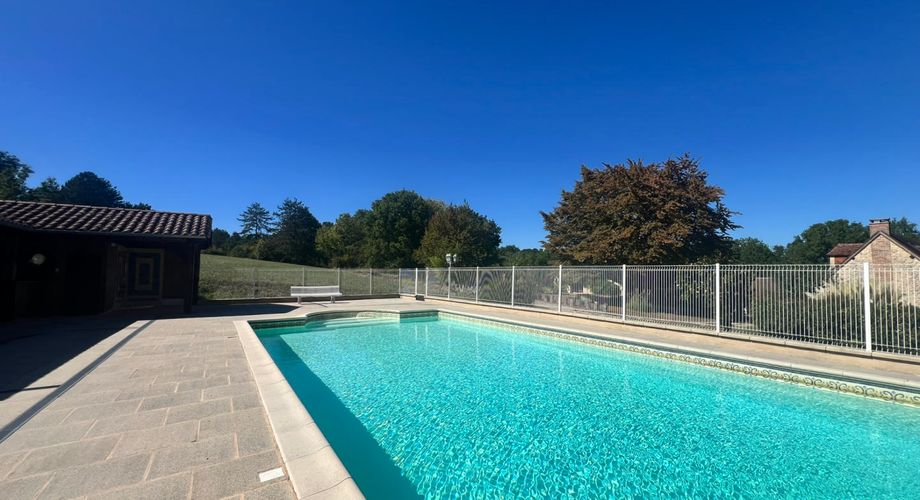 CHARMANT ENSEMBLE EN PIERRE. CADRE TRANQUILLE MAIS À SEULEMENT 2 MIN DES COMMODITÉS. MAISON PRINCIPALE, GRANDE MAISON D'AMIS, PISCINE, SUPERBE GRANGE SUR 3,3 HA DE TERRAIN. PF90330