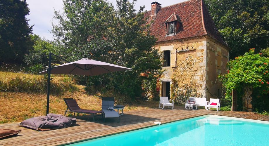 SUPERBLY LOCATED, AN 18TH CENTURY BEAUTIFUL DOMAIN OF 200SQM, GORGEOUS MAIN HOUSE, A FARM HOUSE TO BE RESTORED, 2 LARGE BARNS, SWIMMING POOL, ON 28 GLORIOUS ARCES.  DEP0243