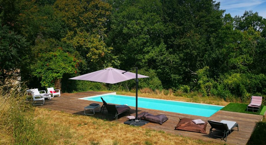 SUPERBLY LOCATED, AN 18TH CENTURY BEAUTIFUL DOMAIN OF 200SQM, GORGEOUS MAIN HOUSE, A FARM HOUSE TO BE RESTORED, 2 LARGE BARNS, SWIMMING POOL, ON 28 GLORIOUS ARCES.  DEP0243