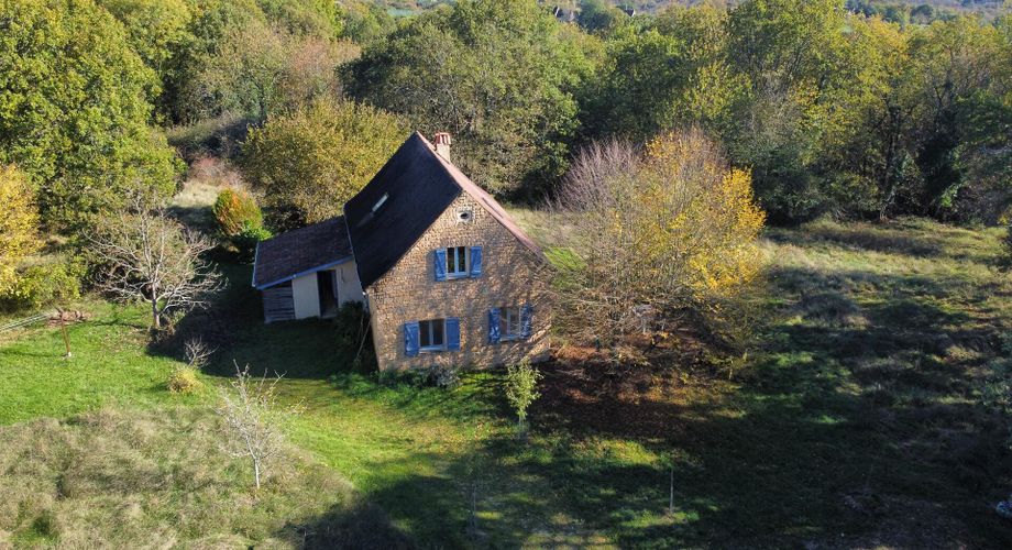 Périgord Noir, maison des années 2000 avec 3 chambres sur 3000m². Au calme à 10 minutes de toutes commodités.
