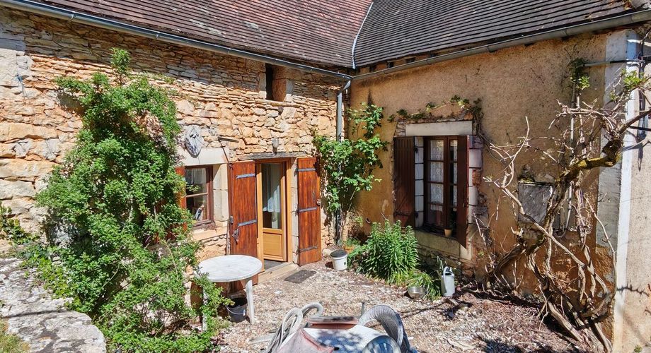 Ancienne maison de forgeron de 275m² et ses dépendances au calme sur 4000m² de terrain
