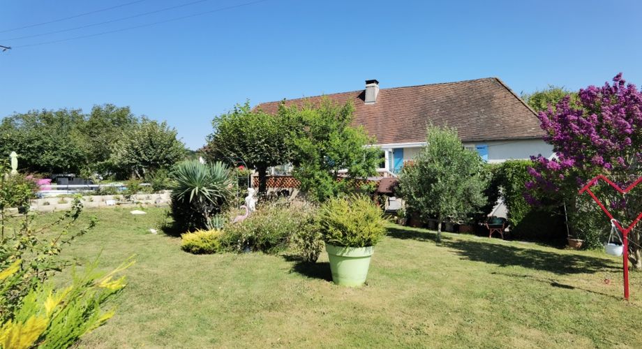 Maison périgourdine de plain pied et sa piscine au calme