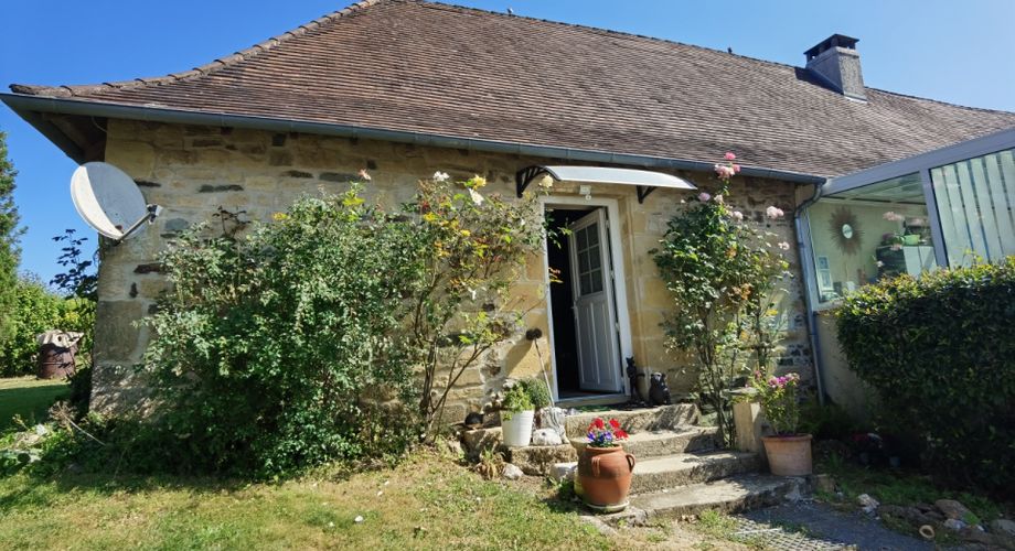 Maison périgourdine de plain pied et sa piscine au calme
