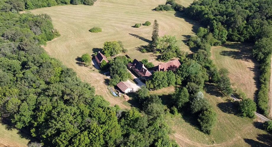 Corps de ferme isolé sur 15 hectares – maison, grange et maison d’amis